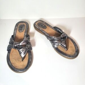 METALLIC SILVER-GRAY B.O.C. BORN FAUX LEATHR FLAT THONG FLIP FLOPS Sandals US 9
